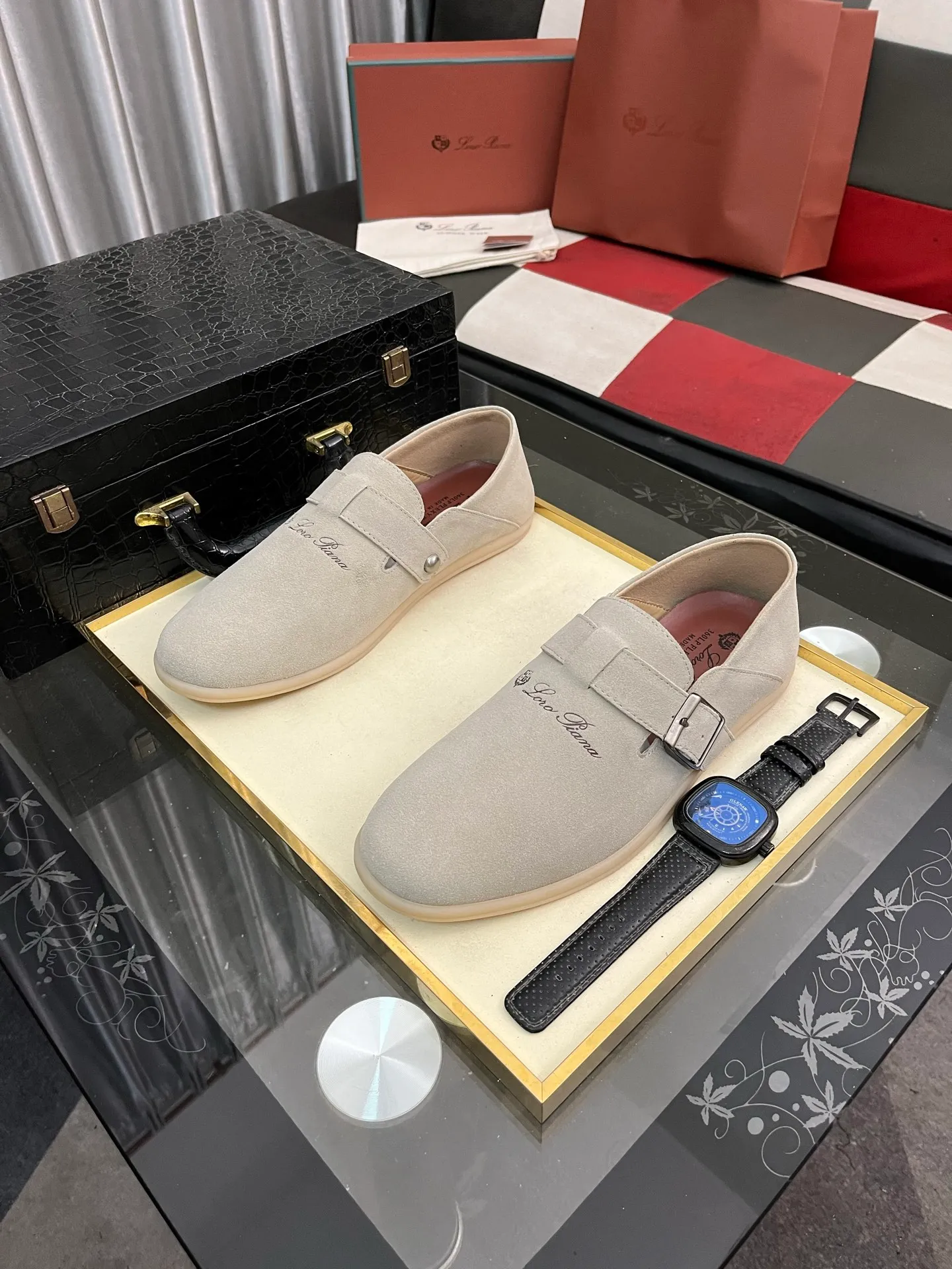 Men's men's shoes 💰458⌚️⌚️ Loro Piana's classic hot model lp top version of Pili casual shoes. It turns out that these are the casual shoes that are said to be able to walk 20,000 steps without getting tired. This pair has both good looks and feel. You will be completely lost as soon as you put it on. The minimalist design is eye-catching and durable, and it is a bonus for dressing. The soft feeling on the feet has outstanding texture, and it is very nice without abrasion on the feet. The soft and waxy soles make it easy to wear for daily use for a long time. Who can resist a pair of versatile and good-looking loafers? Don't be too elegant at all, the feel and texture of the feet are good, the key is to make the legs look longer and not tire the feet, the main thing is that it is just right!        Material: Original cowhide Lining: Original sheepskin Outsole: Original sole Size: 38-44